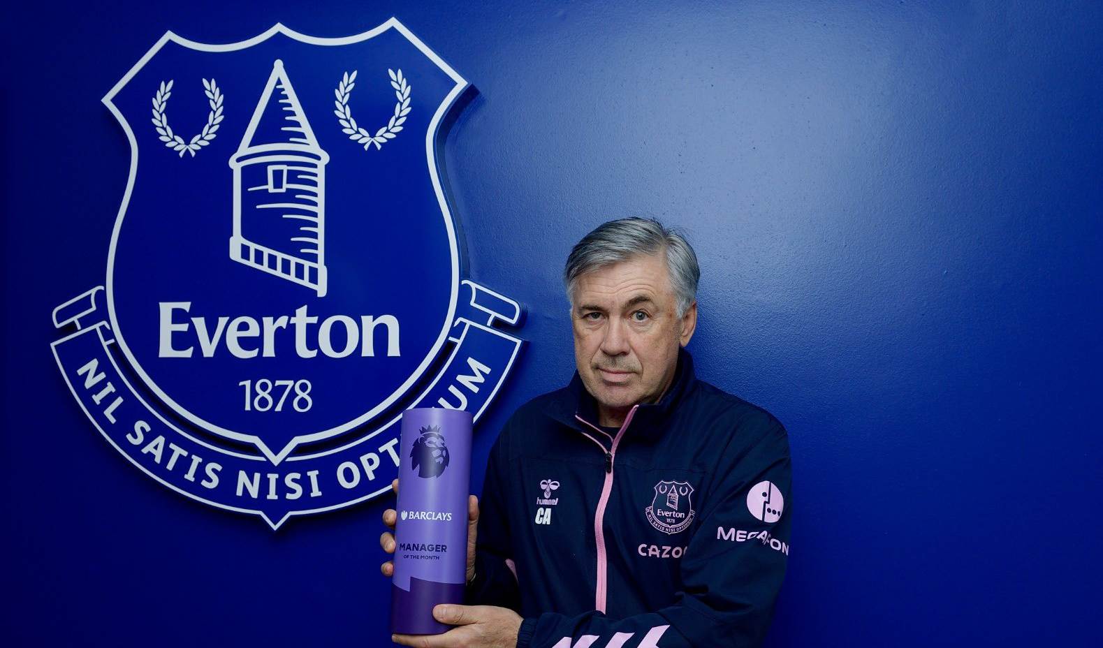 أنشيلوتي بعد تسلمه للجائزة