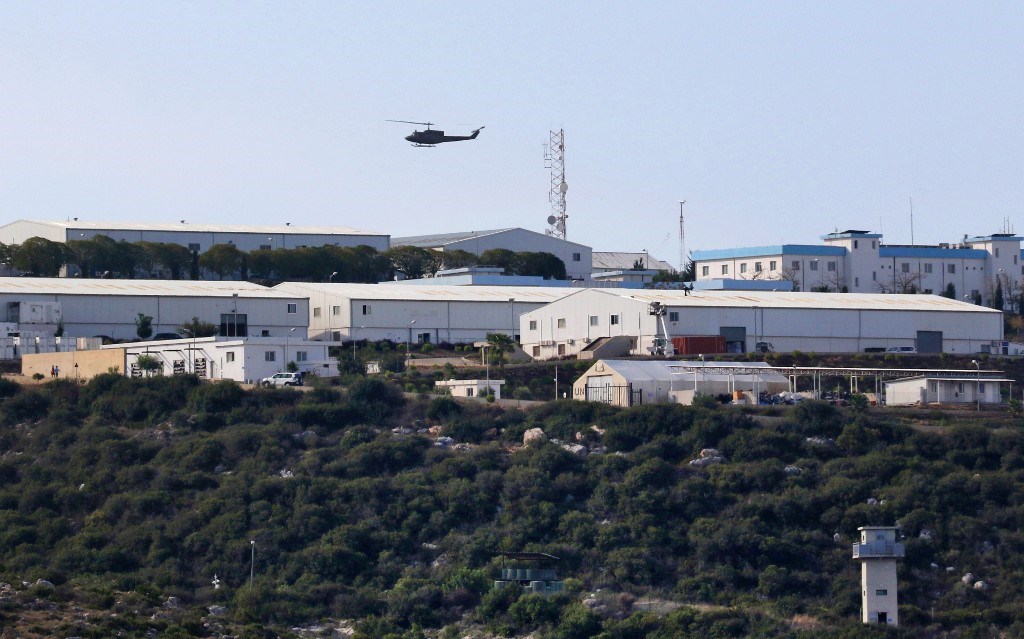 مروحية للجيش اللبناني تحلق فوق بلدة الناقورة خلال الجولة الرابعة من المفاوضات حول ترسيم الحدود مع 