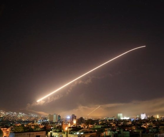 الدفاعات الجوية السورية تصدّت للصواريخ واسقطت عدداً منها