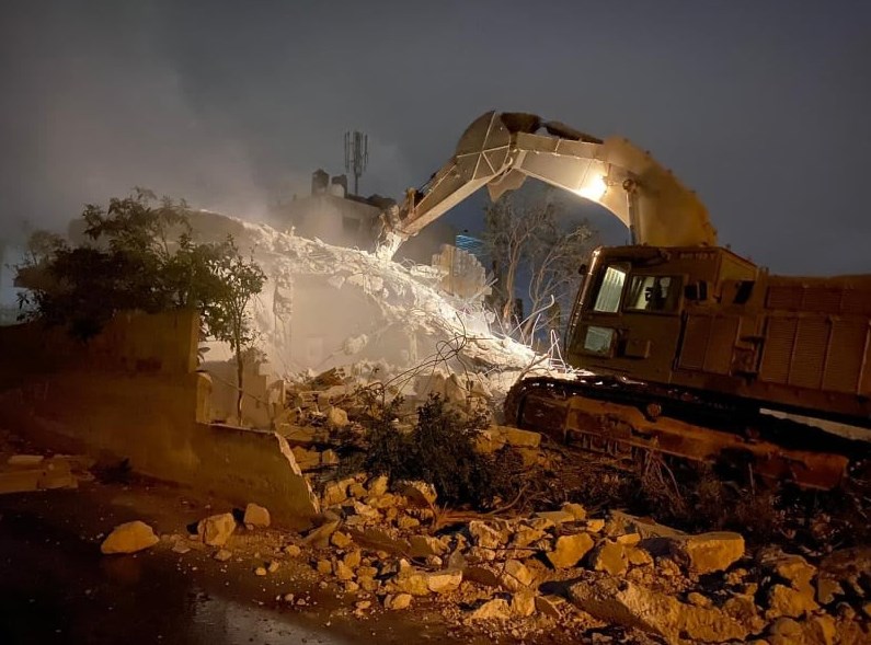 هدمت قوات الاحتلال منزل الأسير خليل عبد الخالق دويكات، شمال الضفة الغربية