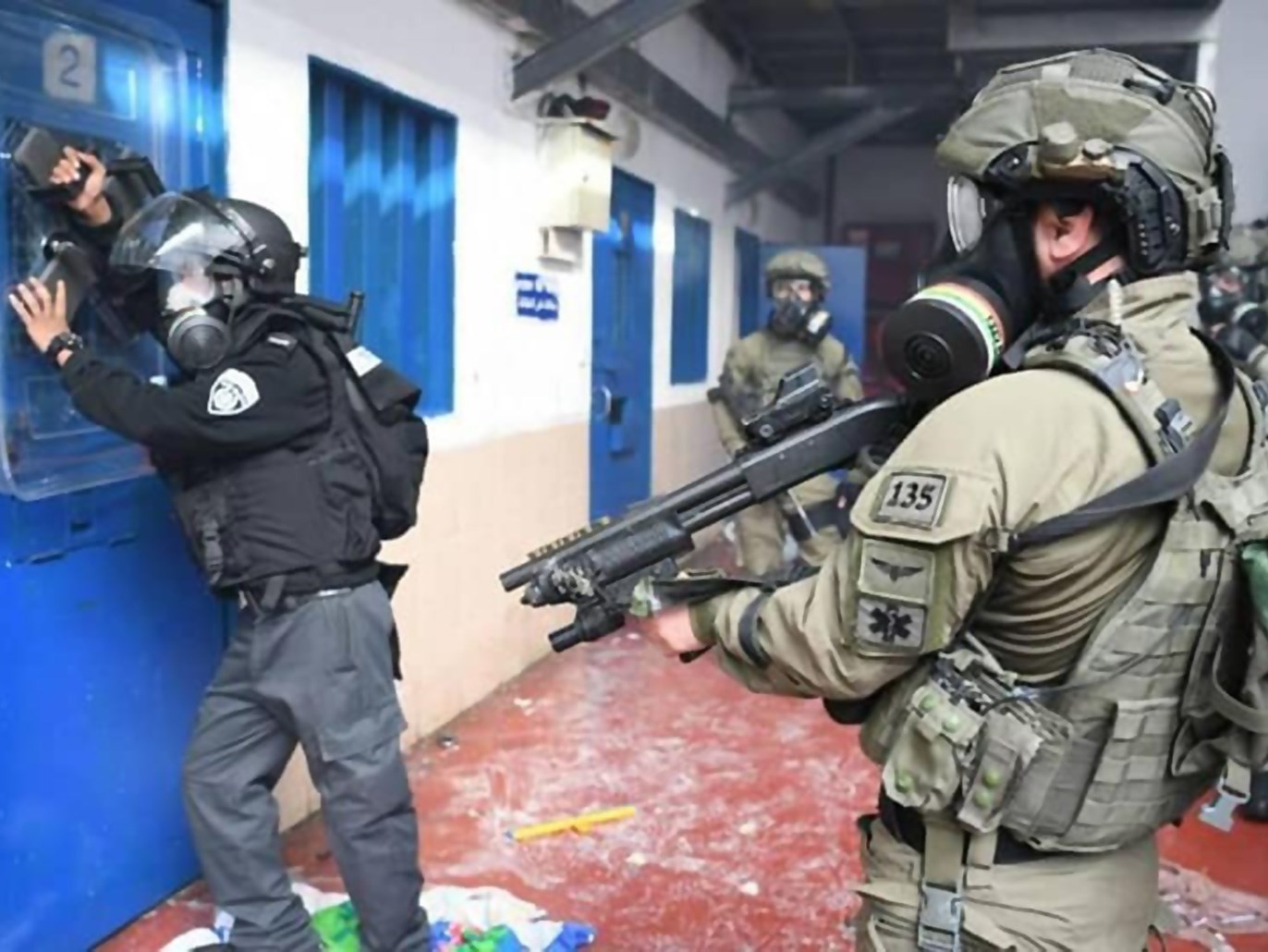 فروانة: 1496 أسيراً يقضون أحكاماً تزيد عن 10سنوات، بينهم 543 مؤبداً