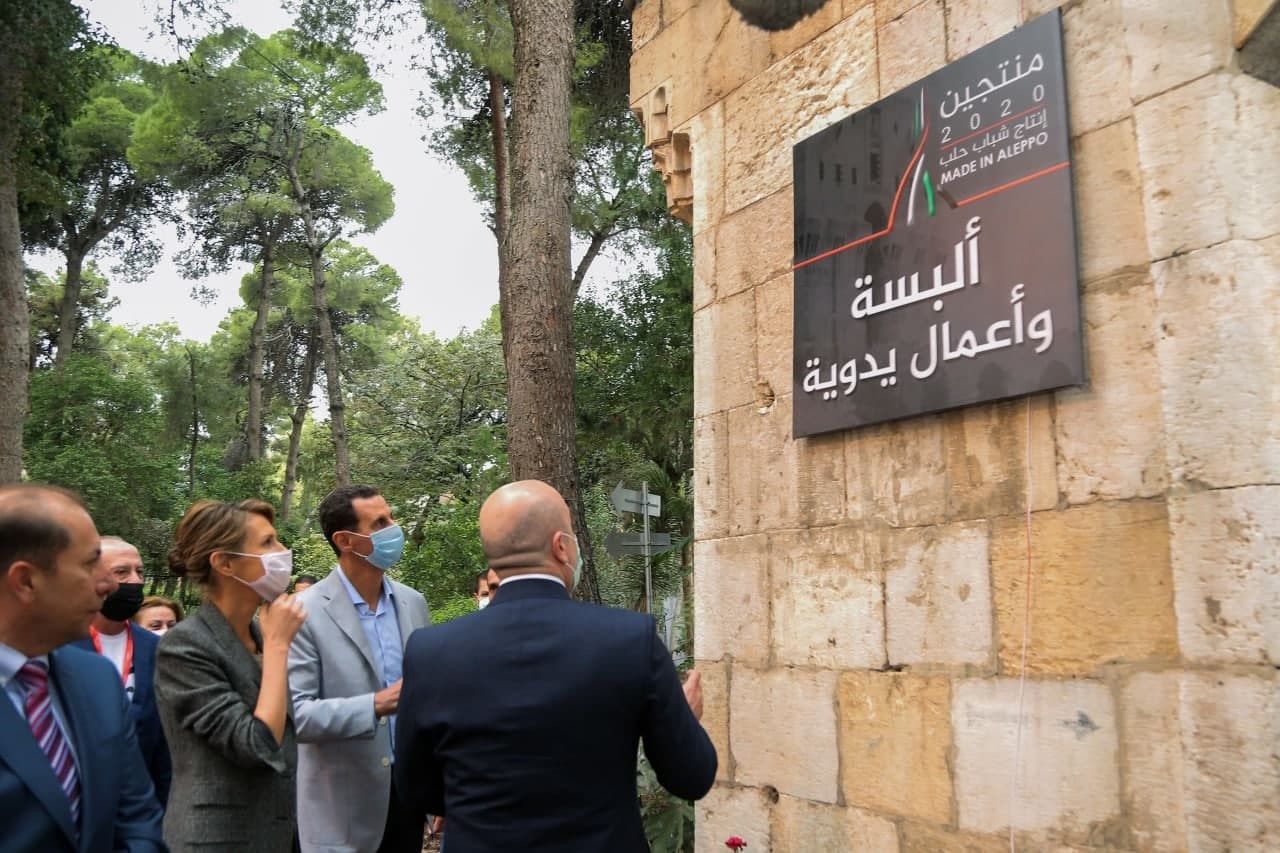 الأسد وزوجته خلال زيارته معرض 