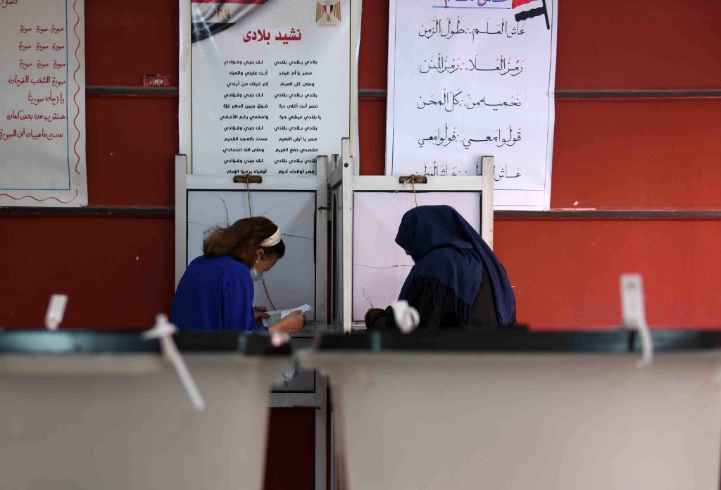 نساء مصريات يدلين بأصواتهن في المرحلة الثانية من الانتخابات البرلمانية في القاهرة - 7 نوفمبر 2020 (أ.ف.ب)