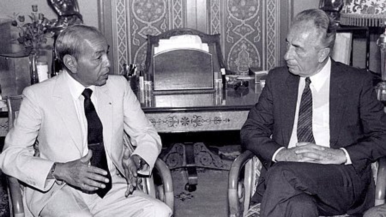 في عام 1986، استقبل الحسن الثاني، رئيسَ الحكومة الإسرائيلية شمعون بيريز.