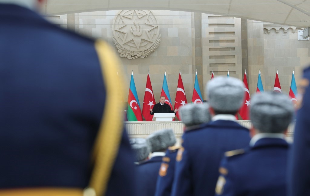إردوغان وهو يلقي خطاباً في ساحة أزادليك في 10ديسمبر (أ ف ب).