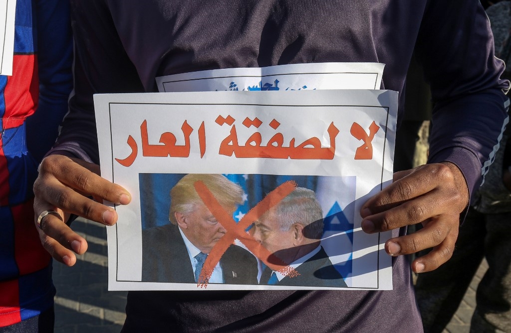 محمود عباس يحمل وثائق إلى الجامعة العربية: "صفقة القرن" تستهدف دولاً عربية