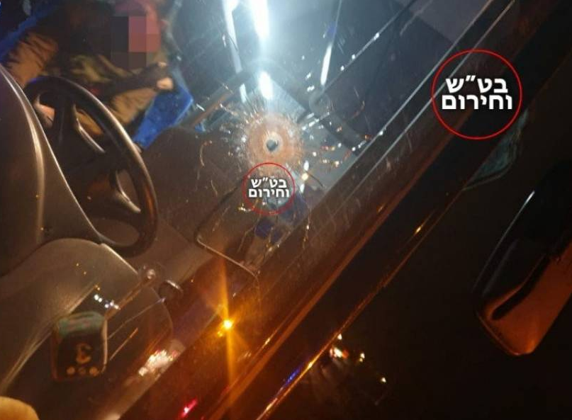 مقاومون فلسطينيون يهاجمون بالرصاص سيارة مستوطنين غرب رام الله