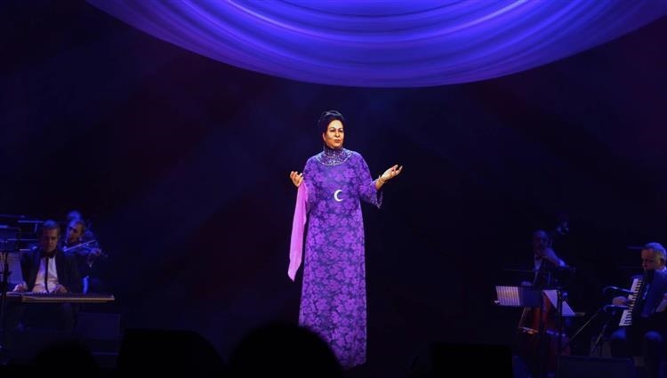 بعد 45 عاماً على رحيلها.. أم كلثوم تضيء مسرح الأوبرا بتقنية "هولوغرام"