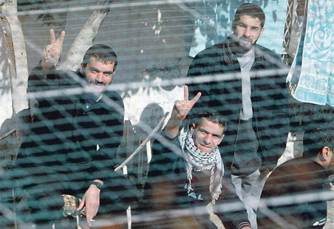 3 أسرى يدخلون أعواماً جديدة داخل سجون الاحتلال