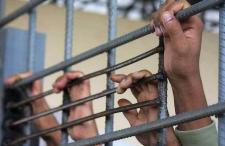 3 أسرى يدخلون سنوات جديدة داخل سجون الاحتلال