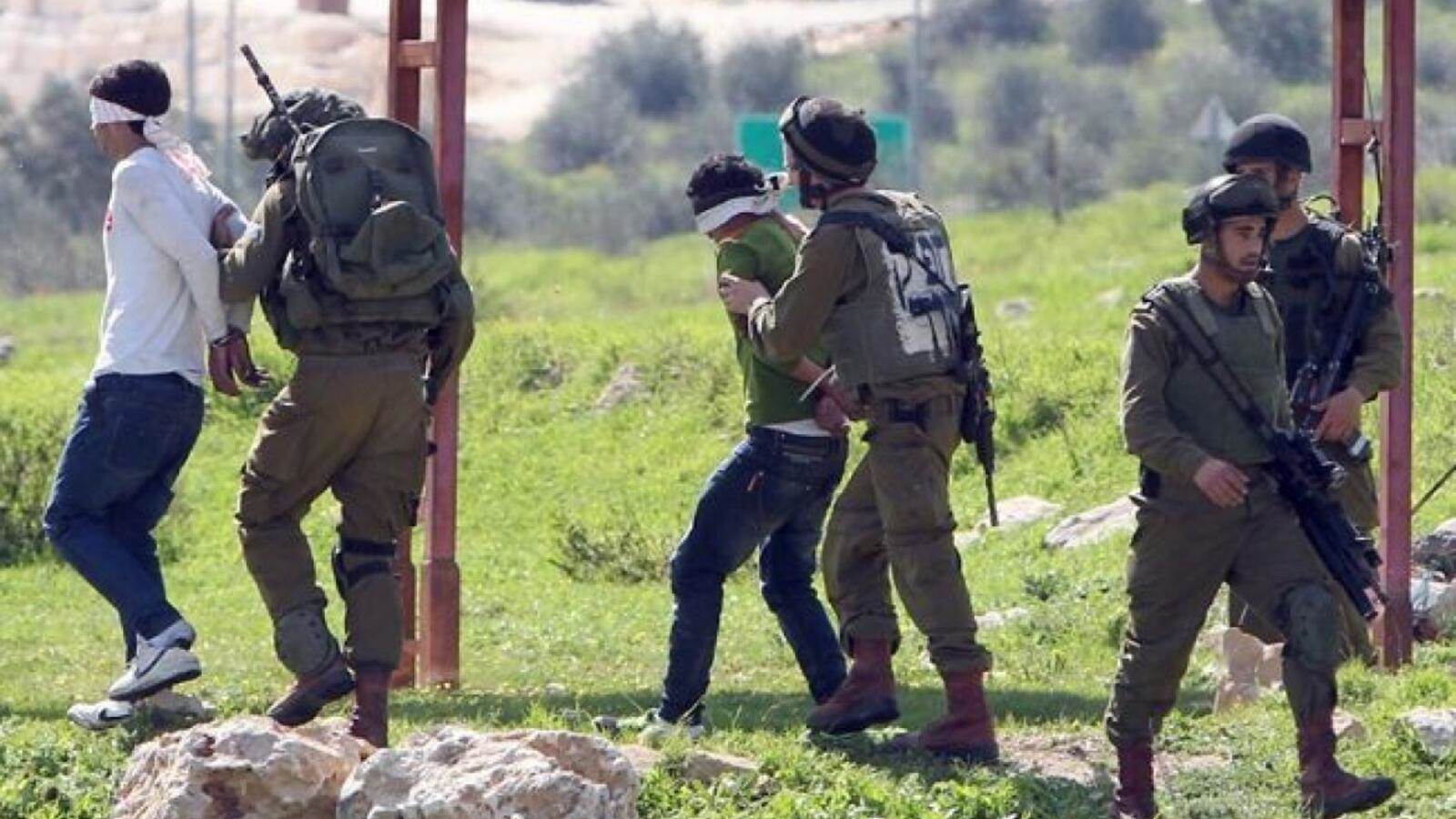 قوات الاحتلال تعتقل 14 فلسطينياً من الضفة بينهم محررون وأشقاء