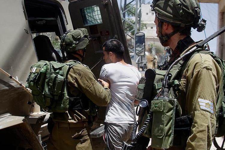 قوات الاحتلال تعتقل 8 فلسطينيين من الضفة الغربية