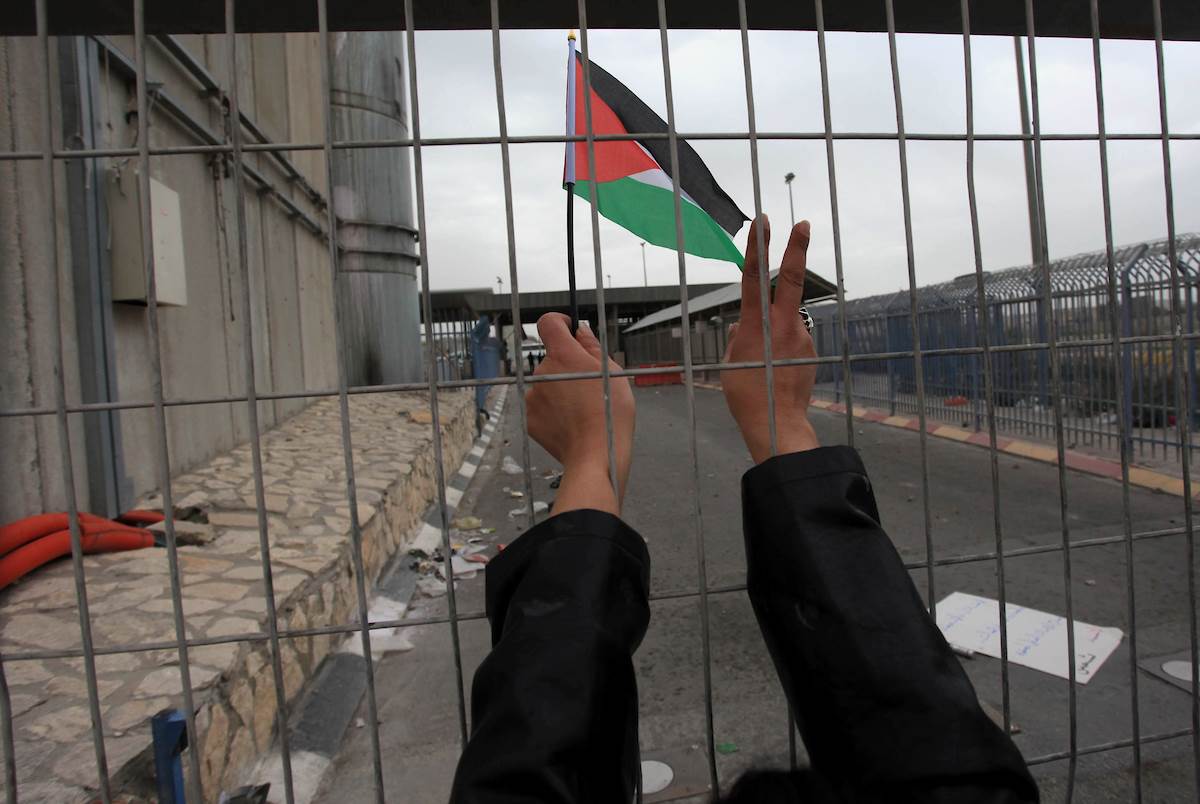 ثلاثة أسرى يدخلون أعواماً جديدة داخل سجون الاحتلال