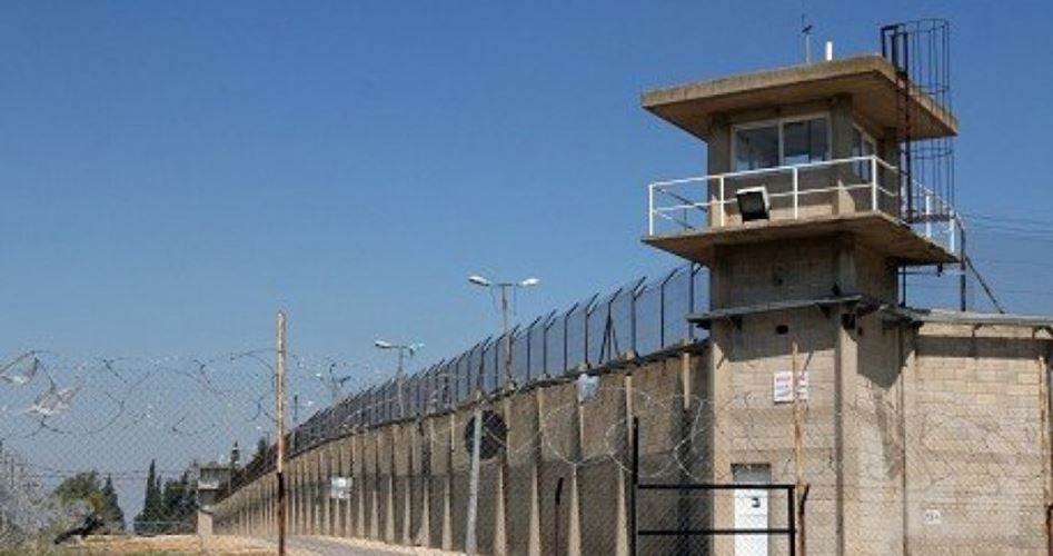 ذوو الأسرى يزورون أبناءهم بعد انقطاع لأربعة أشهر