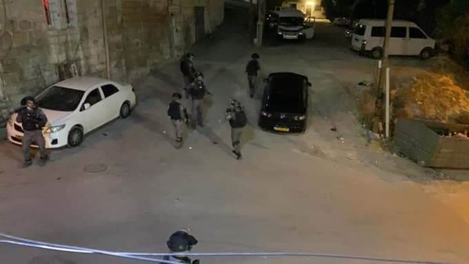 قوات الاحتلال تقتحم حيّ عبيد ببلدة العيساوية شمال شرق القدس المحتلة
