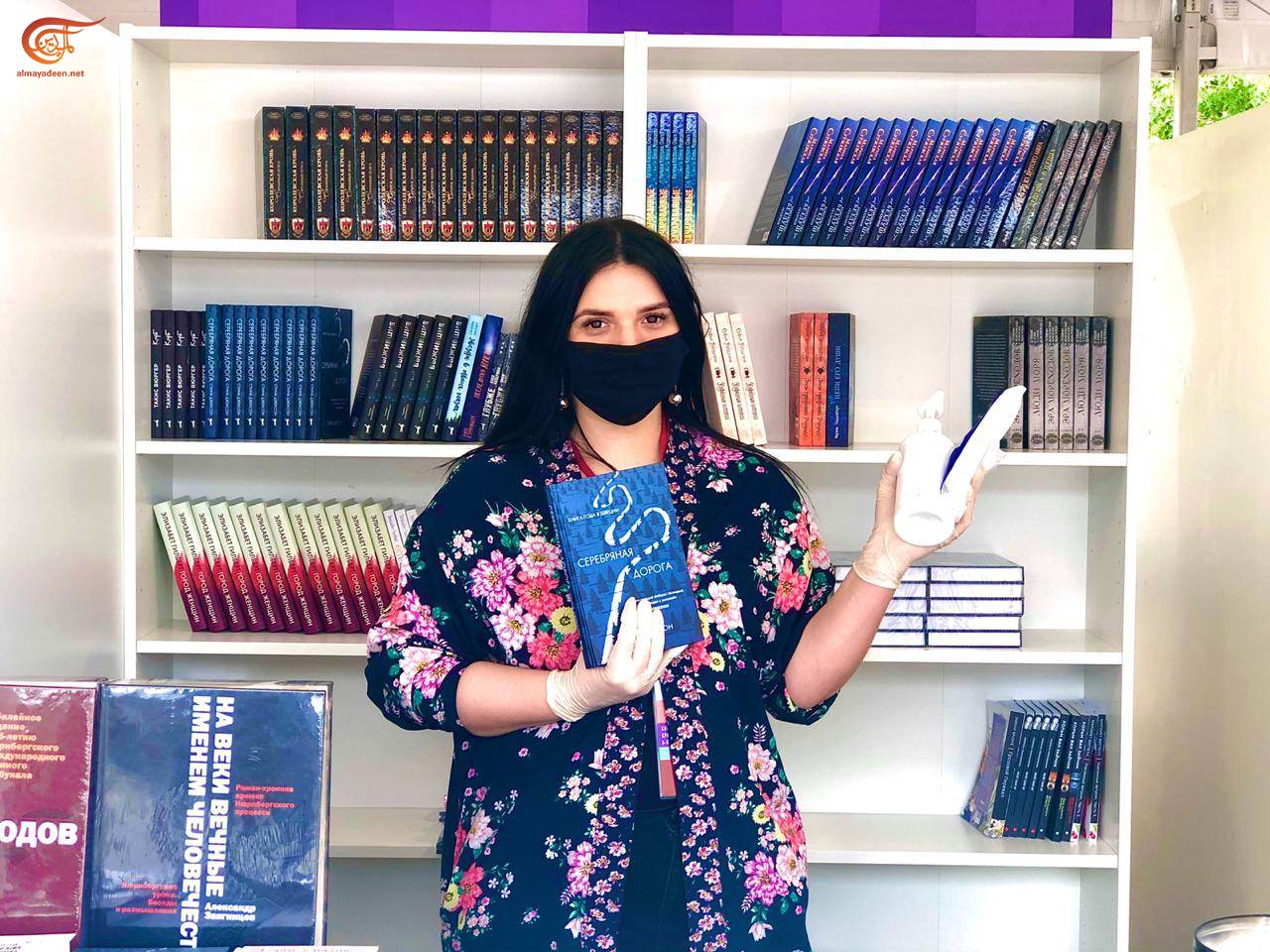 موسكو تتحدى "كورونا".. خير جليس في الساحة الحمراء كتاب