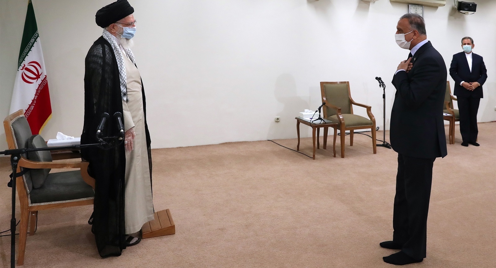  السيد خامنئي للكاظمي: إيران لن تنسى قضية اغتيال الشهيدين سليماني والمهندس