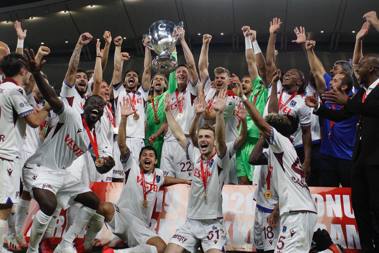 لاعبو طرابزون سبور يرفعون الكأس 