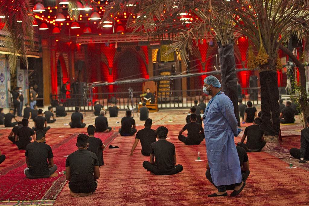 إحياء ذكرى عاشوراء في العراق (أ ف ب).