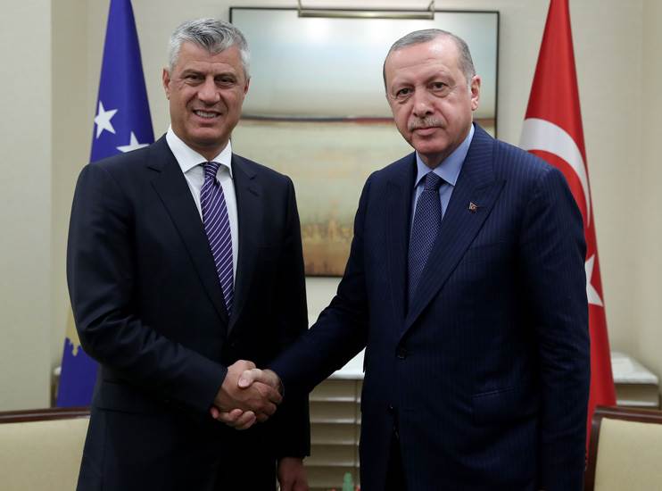 الرئيس التركي رجب طيب إردوغان ونظيره الكوسوفي هاشم ثاتشي