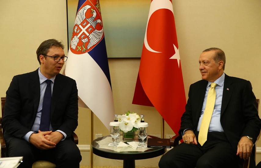 الرئيس التركي رجب طيب إردوغان ونظيره الصربي ألكسندر فوسيتش