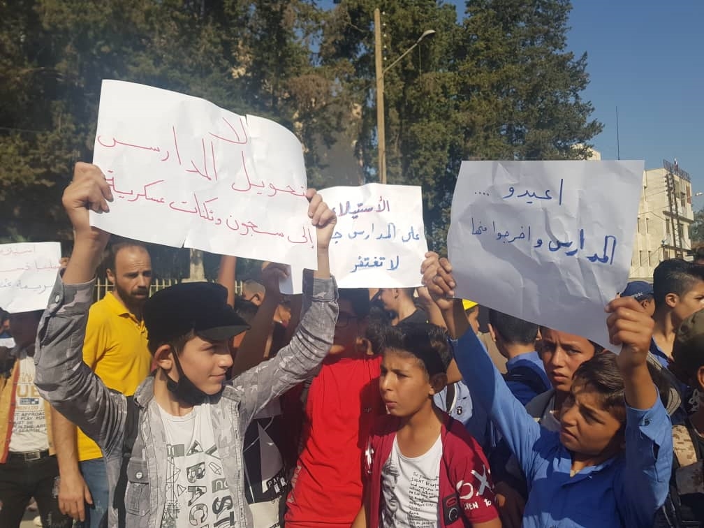 المتظاهرون طالبوا بإعادة افتتاح المدارس وتحييد التعليم عن الصراعات السياسية والعسكرية 