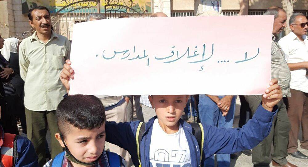 احتجاجات الكوادر الإدارية والتدريسية وطلاب المدارس في مدينة الحسكة السورية 