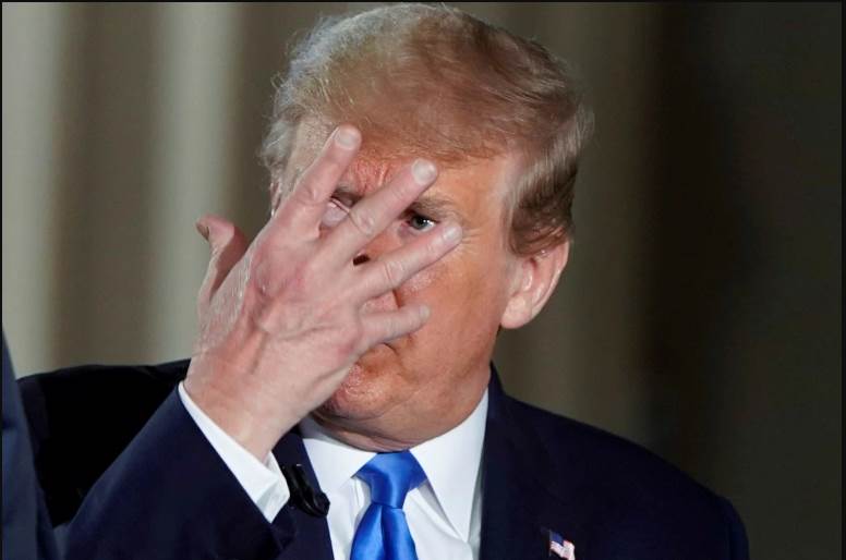 الرئيس الأميركي دونالد ترامب يضع يده على وجهه