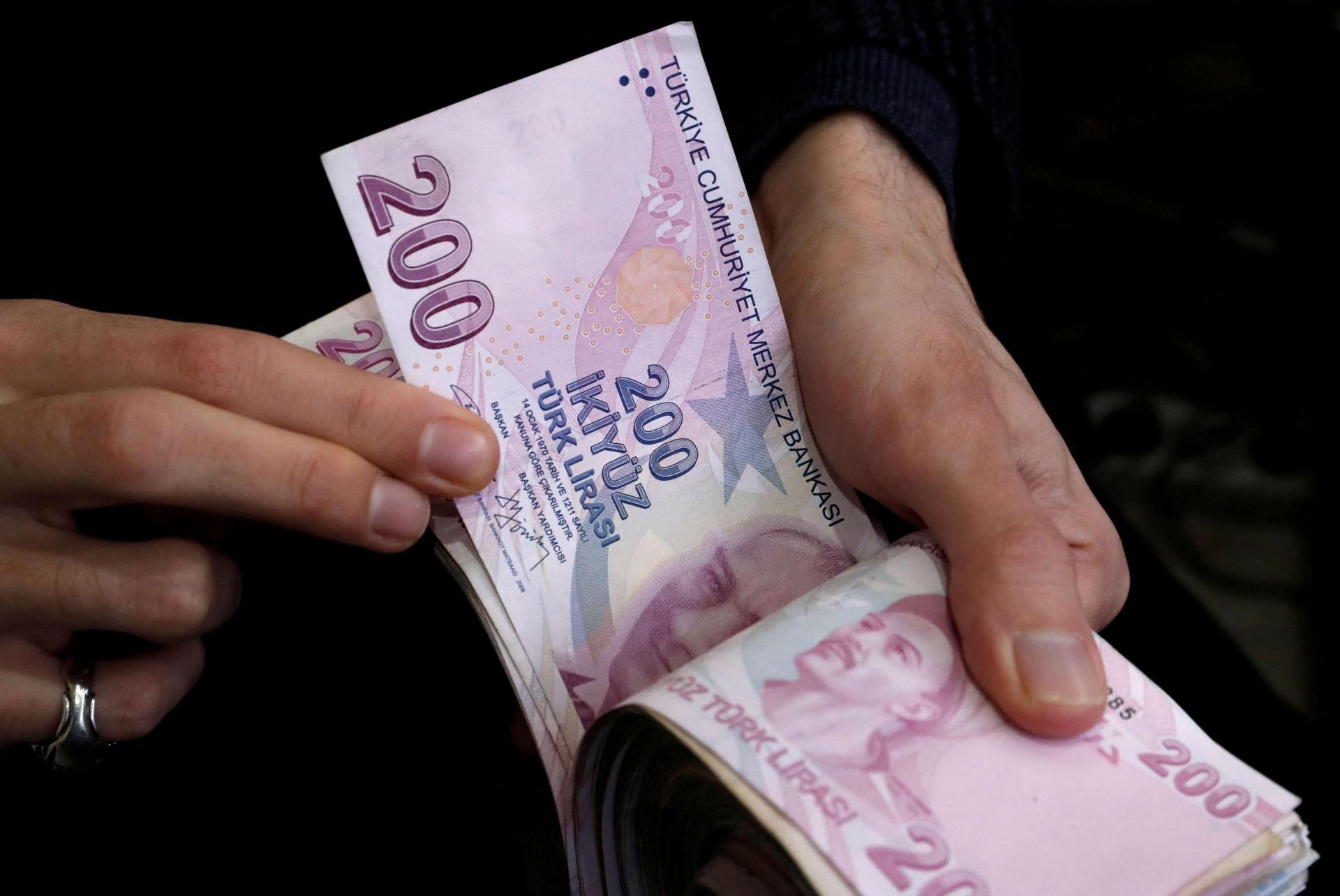 الليرة التركية تواصل خسائرها أمام الدولار