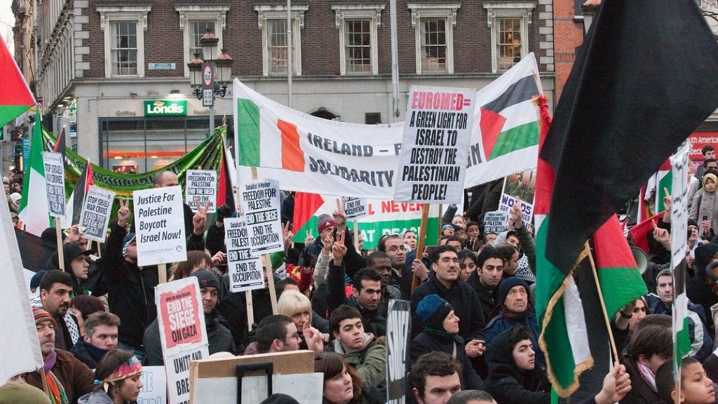 من إحدى التظاهرات التضامنيّة مع الشعب الفلسطيني في إيرلندا
