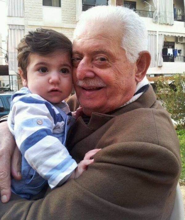 الفنان ميشال ثابت مع طفلته الوحيدة من زوجته الشابة التي تبرعت له بكليتها