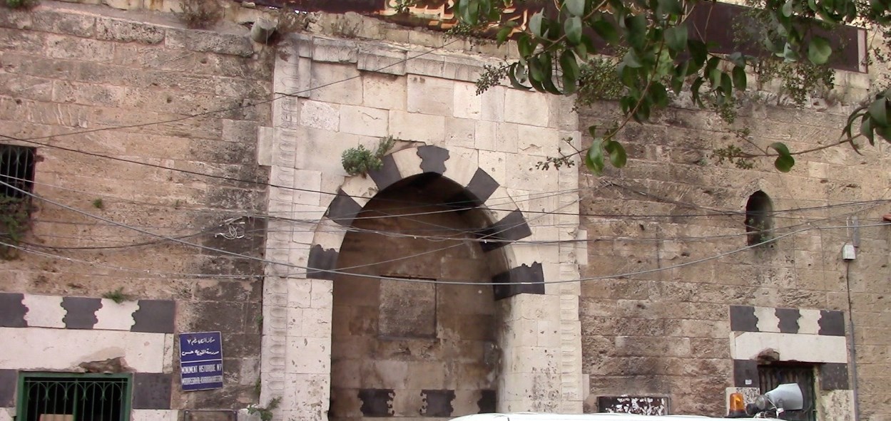 مدارس أثرية صامِدة على مدخل الجامع المنصوري