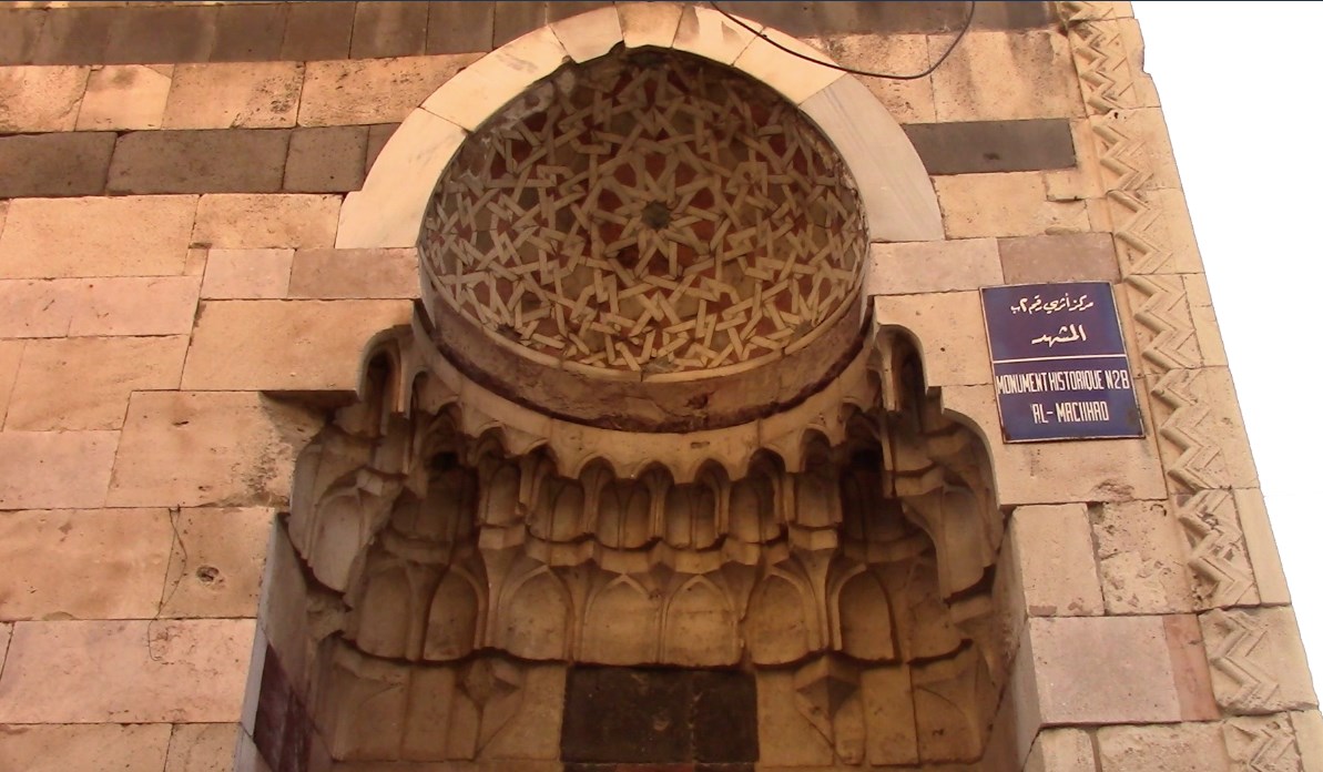 مدارس أثرية صامِدة على مدخل الجامع المنصوري