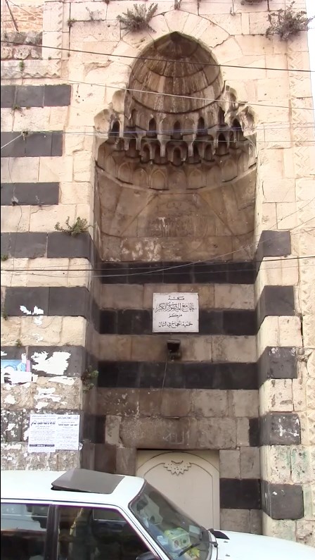 مدارس أثرية صامِدة على مدخل الجامع المنصوري