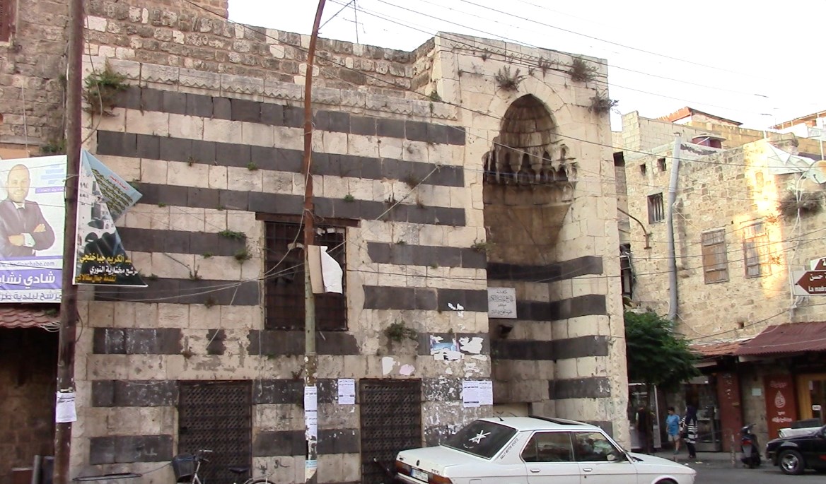 مدارس أثرية صامِدة على مدخل الجامع المنصوري