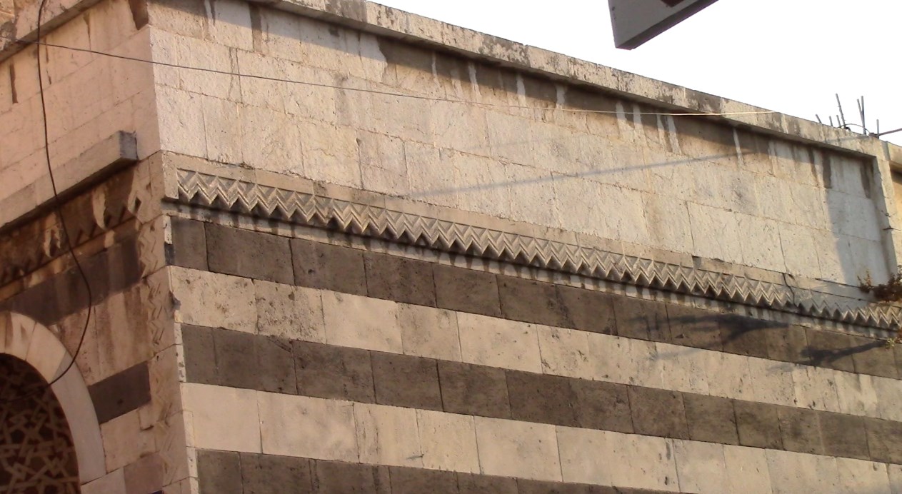 مدارس أثرية صامِدة على مدخل الجامع المنصوري