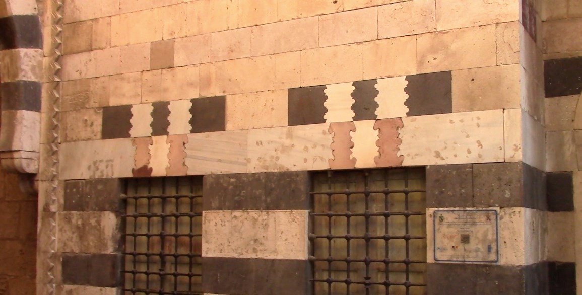 مدارس أثرية صامِدة على مدخل الجامع المنصوري