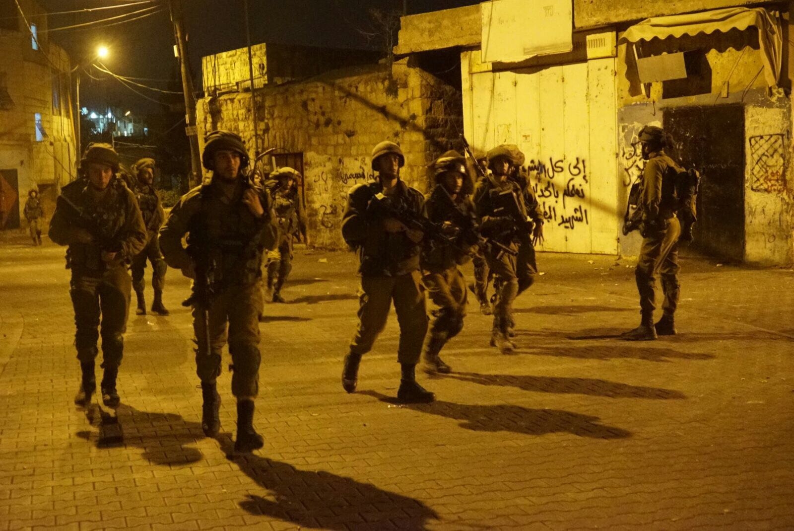 اندلاع مواجهات بين شبان فلسطينيين وقوات الاحتلال في قرية رأس كركر غرب رام الله