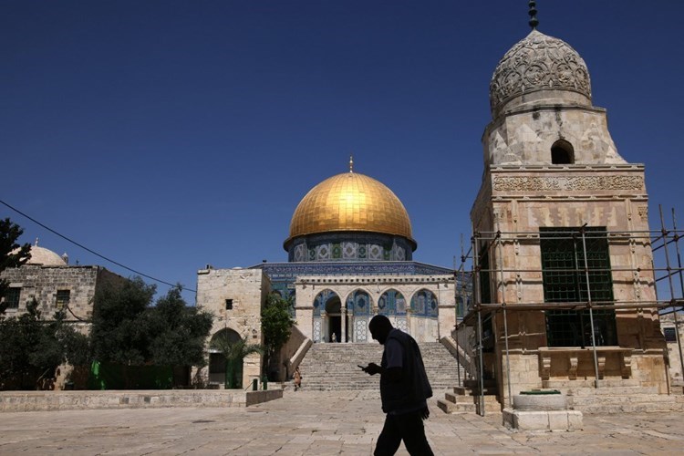 Settlers continue provoking activities at Al-Aqsa Mosque.