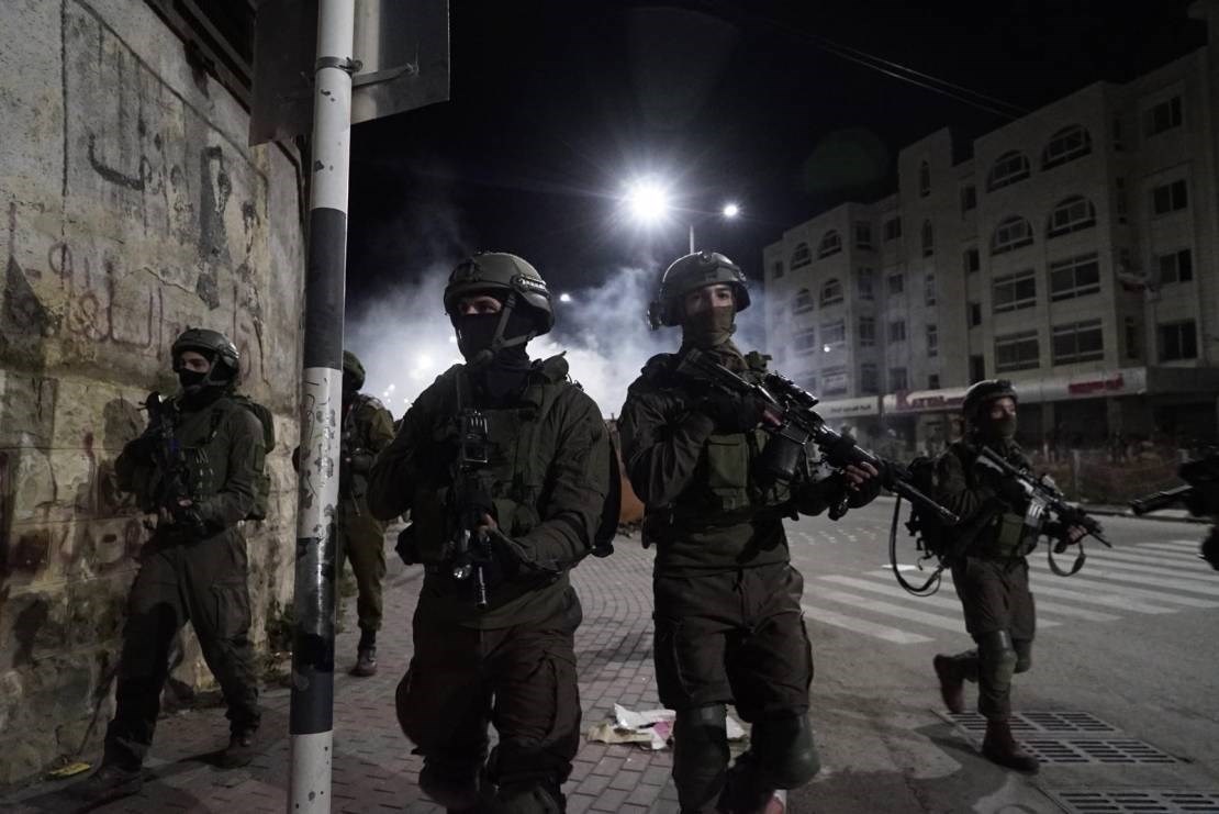 Israeli occupation forces protect Israeli settlers breaking into Palestinian cities.