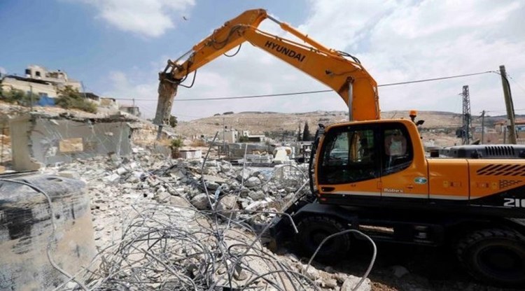 The occupation forces the Khodor family to demolish their homes in Al-Quds.