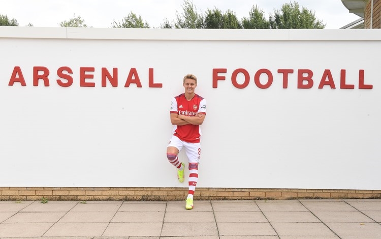 Odegaard wearing the Arsenal shirt.
