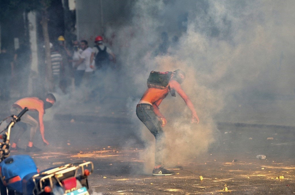 Lebanese demonstrators confronting security services in Beirut