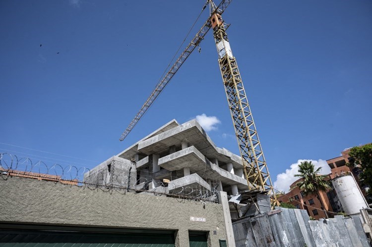 Idle equipment at a stopped construction site in the Castellana neighborhood of Caracas - September 7, 2021 (AFP).