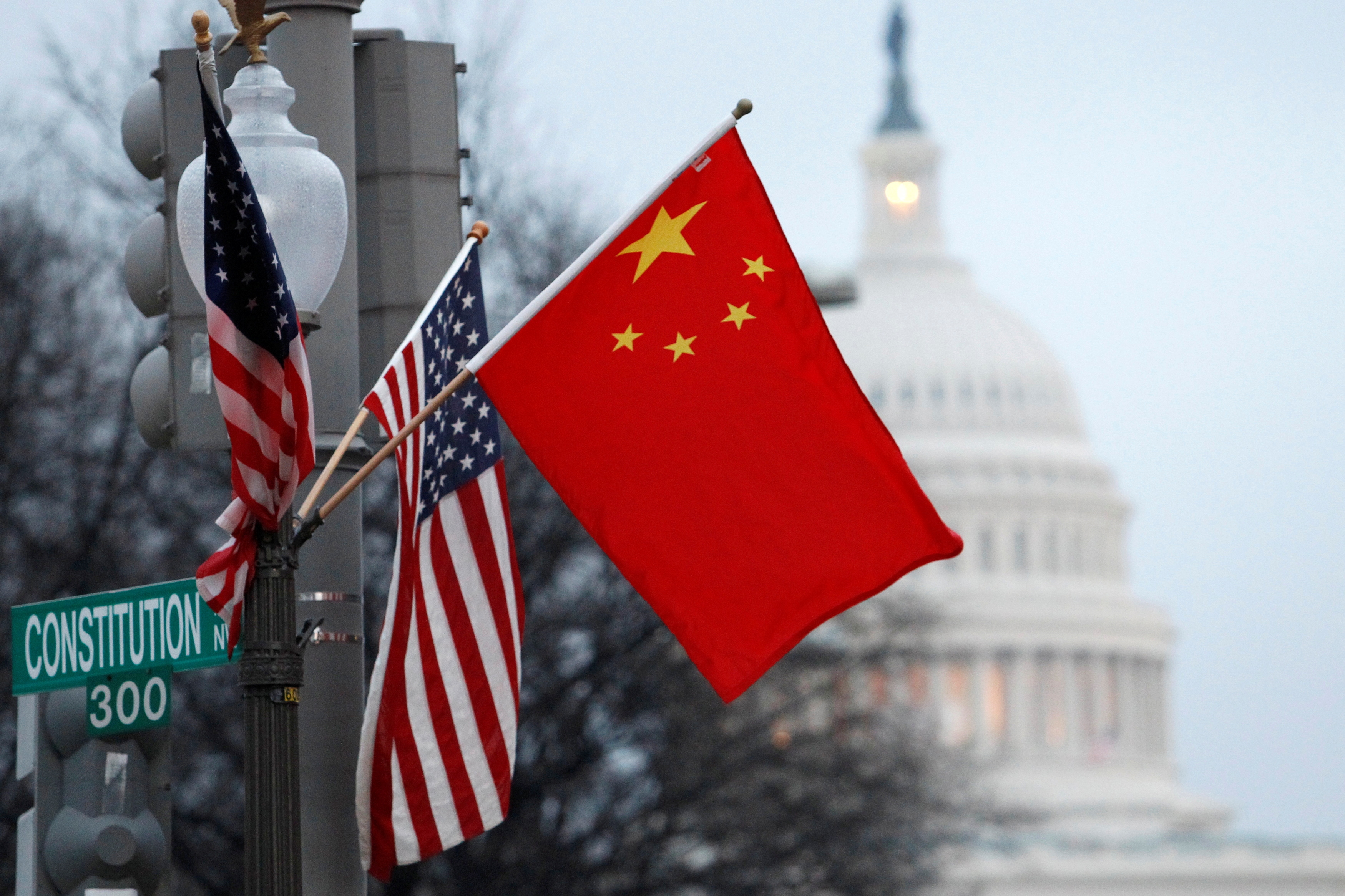 Chinese and US flags fly on a lamp post near the US Capitol, Washington, January 18, 2011 | Reuters