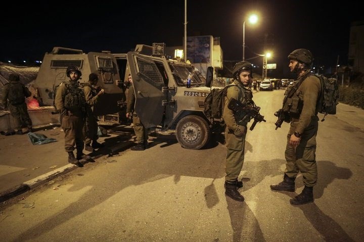 Israeli occupation forces re-arrest two remaining liberated prisoners.