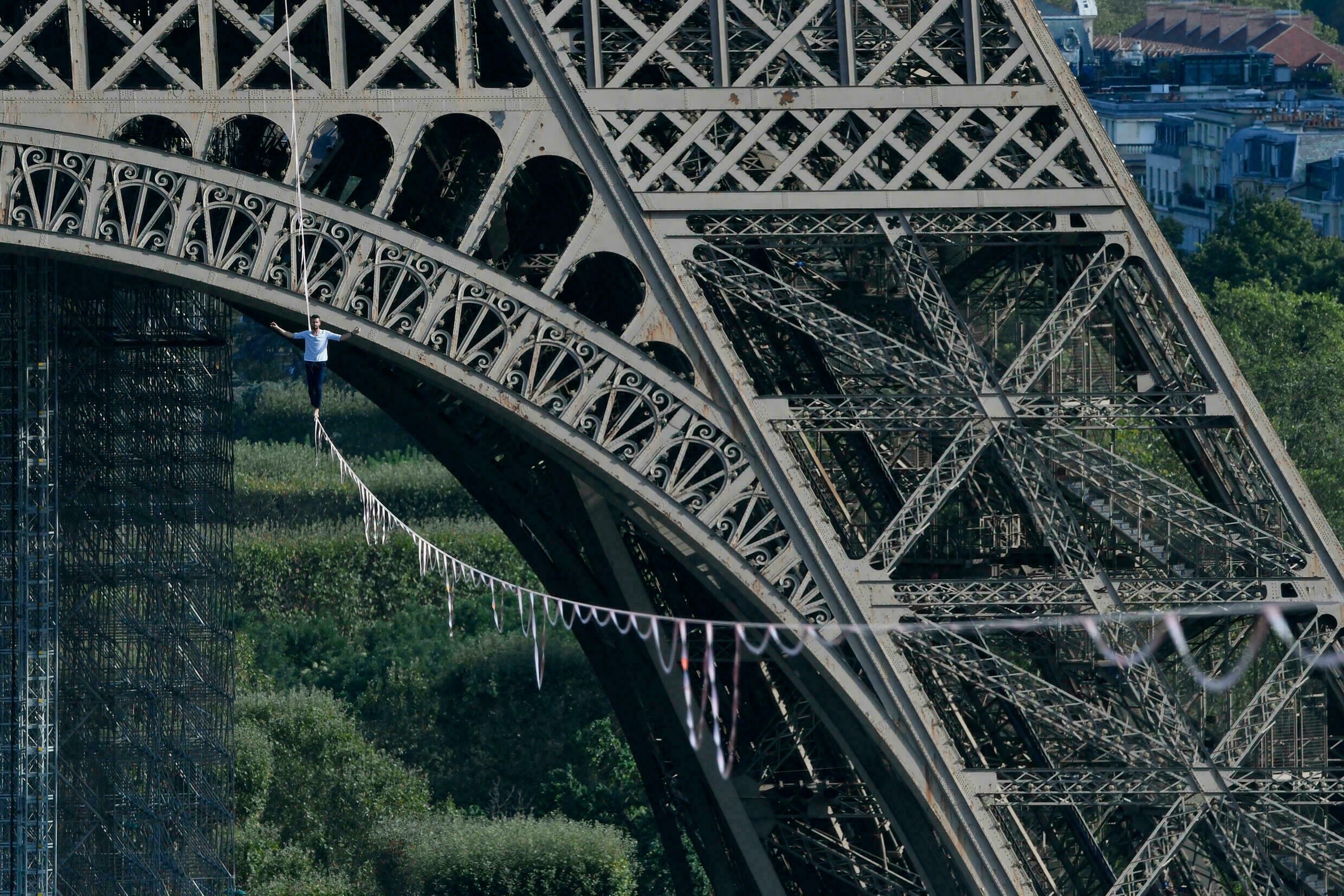 The French adventurer walked a distance of 670 meters on a rope at a height of 70 meters from the Eiffel Tower to the Chaillot National Theater.