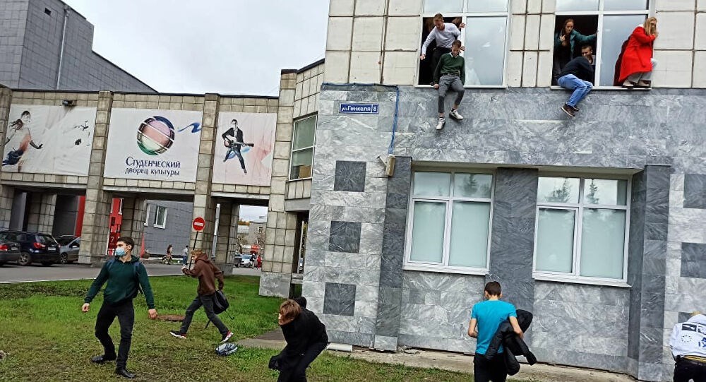 Teachers and students trying to escape (Social media)